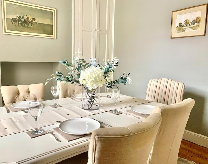 Lovely 3 Bed House In The Heart Of 첼튼엄 외부 사진