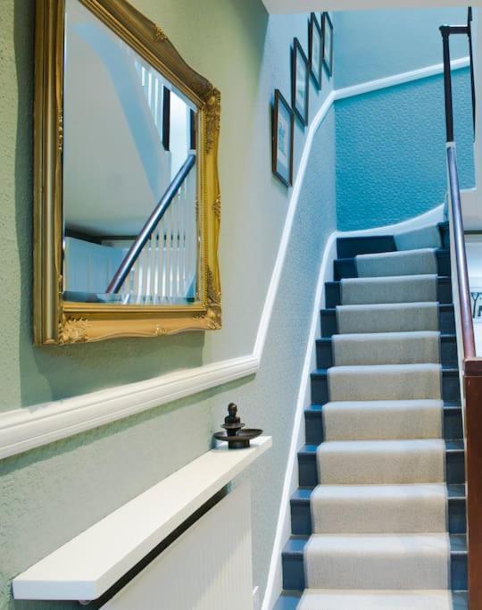 Lovely 3 Bed House In The Heart Of 첼튼엄 외부 사진