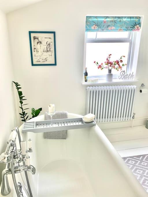 Lovely 3 Bed House In The Heart Of 첼튼엄 외부 사진
