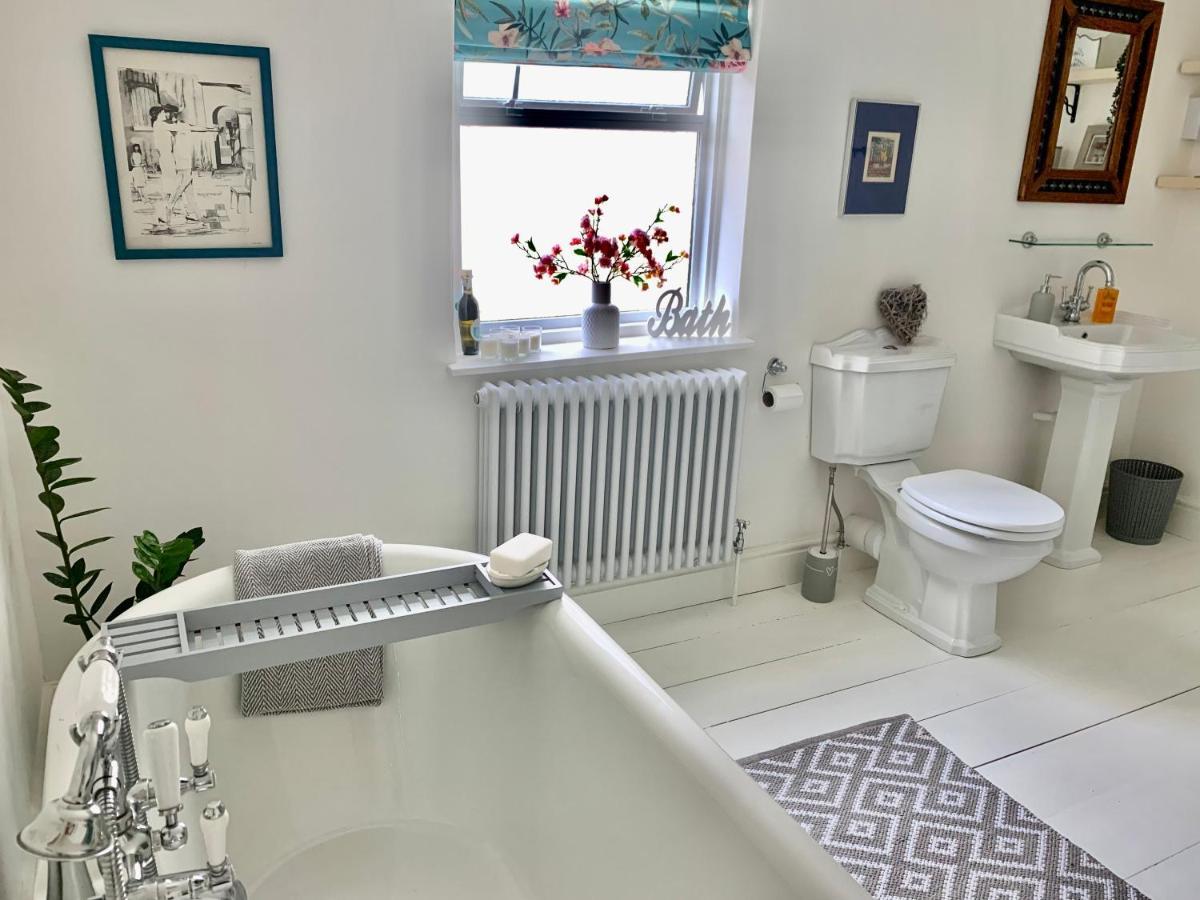 Lovely 3 Bed House In The Heart Of 첼튼엄 외부 사진