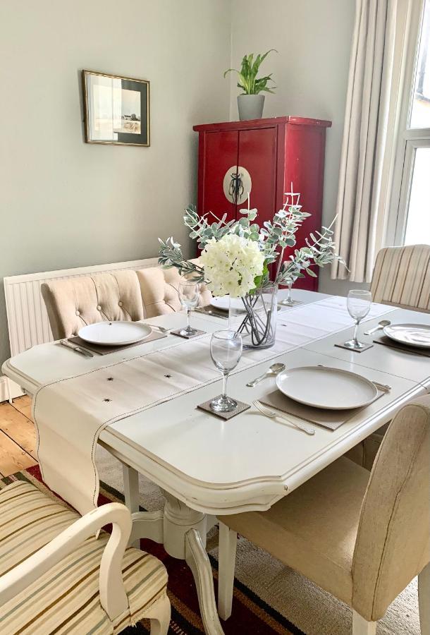 Lovely 3 Bed House In The Heart Of 첼튼엄 외부 사진