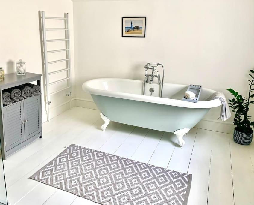 Lovely 3 Bed House In The Heart Of 첼튼엄 외부 사진