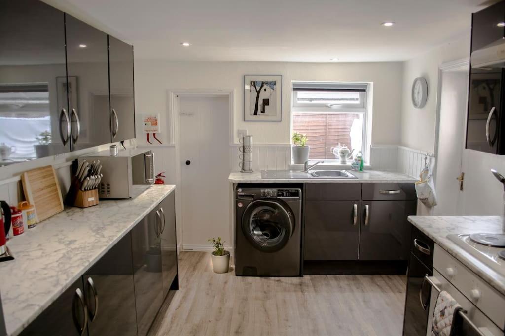 Lovely 3 Bed House In The Heart Of 첼튼엄 외부 사진