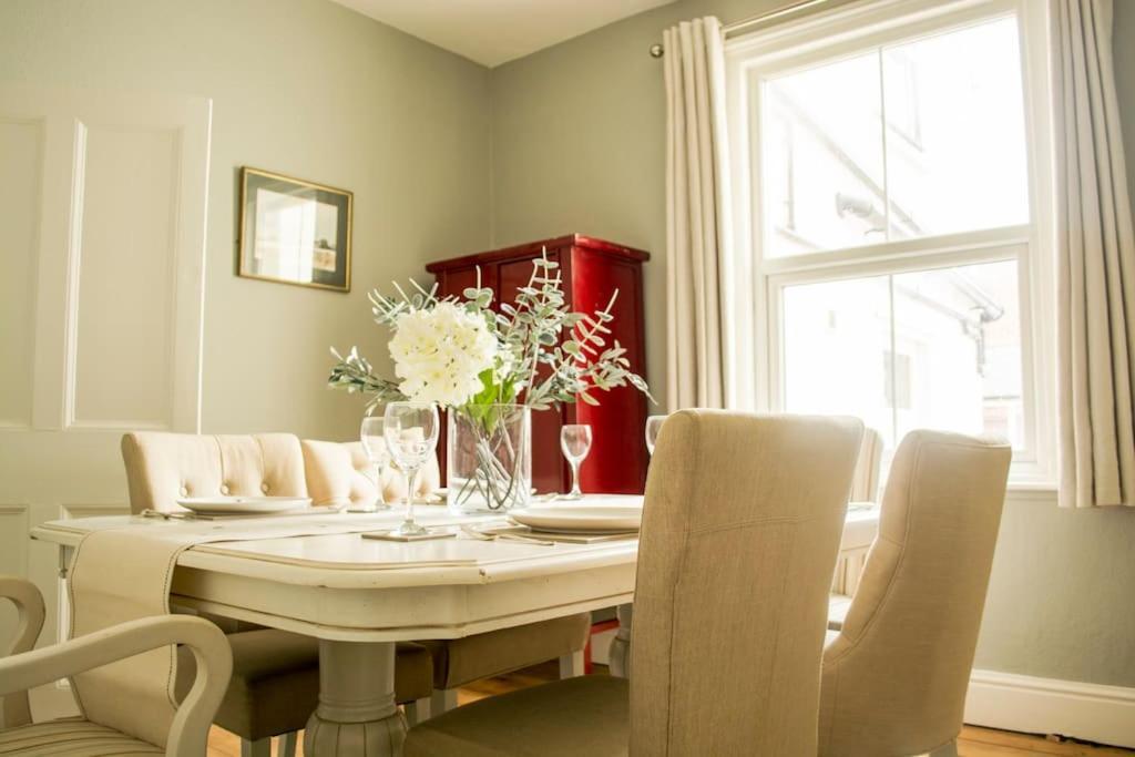 Lovely 3 Bed House In The Heart Of 첼튼엄 외부 사진