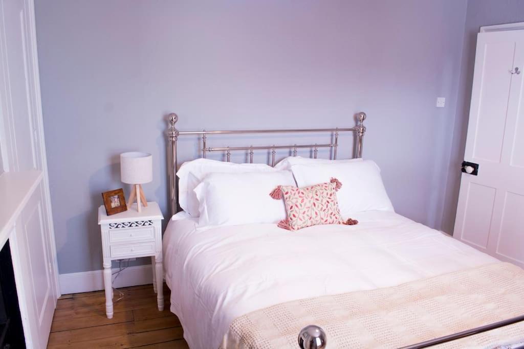Lovely 3 Bed House In The Heart Of 첼튼엄 외부 사진