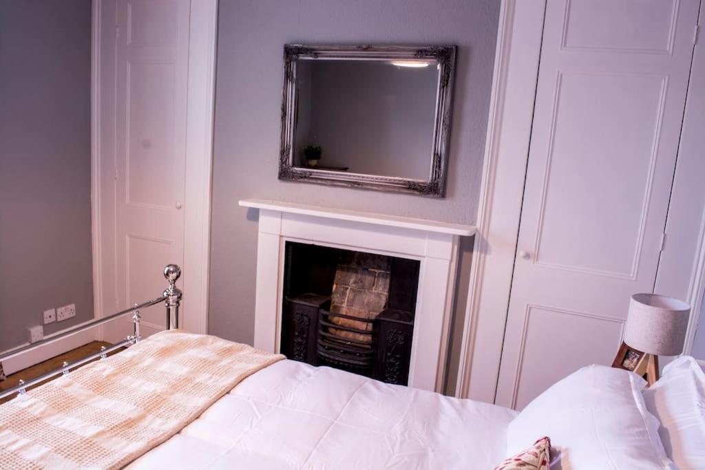 Lovely 3 Bed House In The Heart Of 첼튼엄 외부 사진