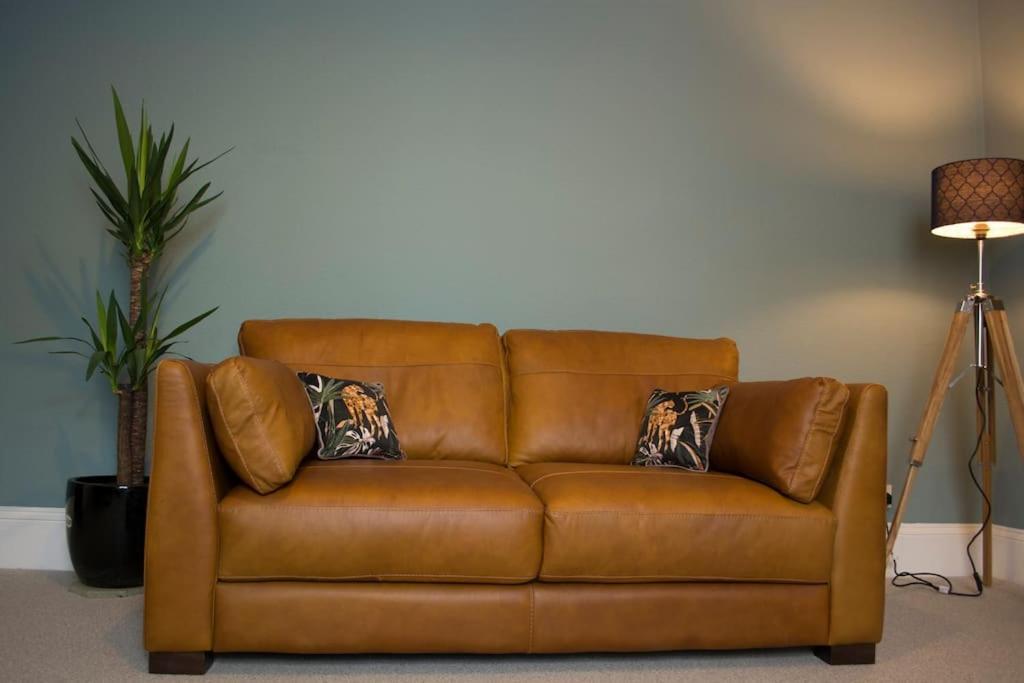 Lovely 3 Bed House In The Heart Of 첼튼엄 외부 사진