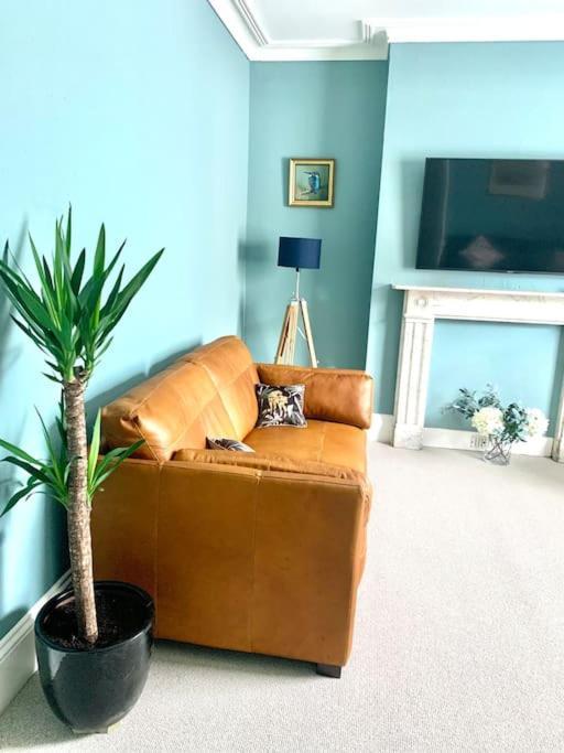 Lovely 3 Bed House In The Heart Of 첼튼엄 외부 사진