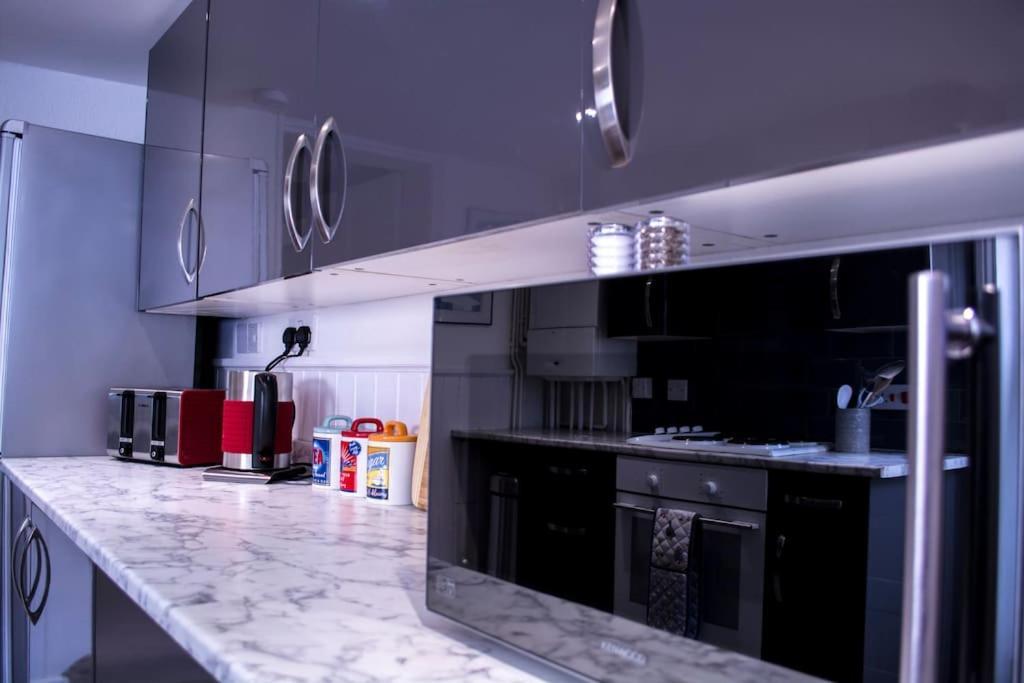 Lovely 3 Bed House In The Heart Of 첼튼엄 외부 사진