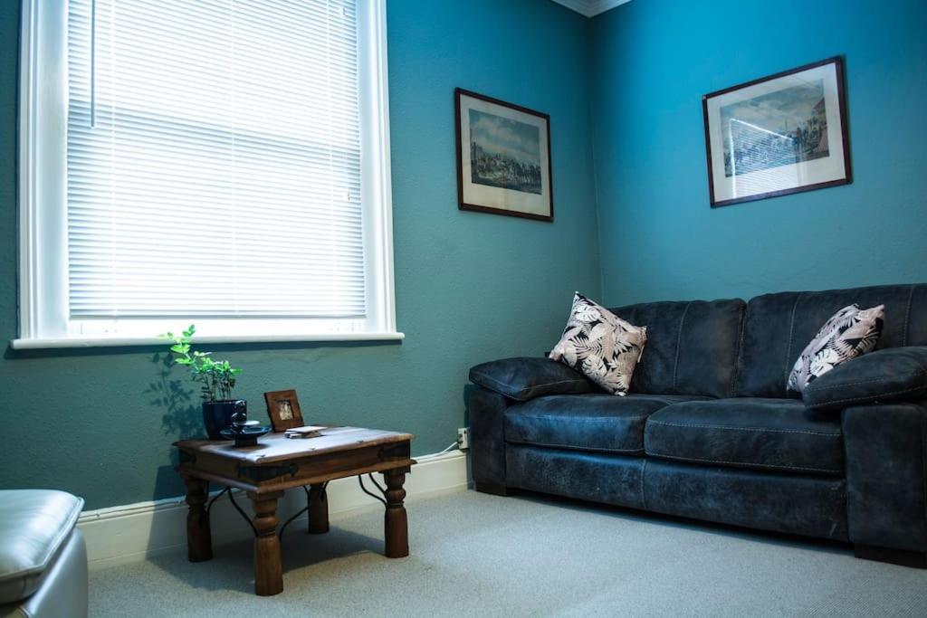 Lovely 3 Bed House In The Heart Of 첼튼엄 외부 사진